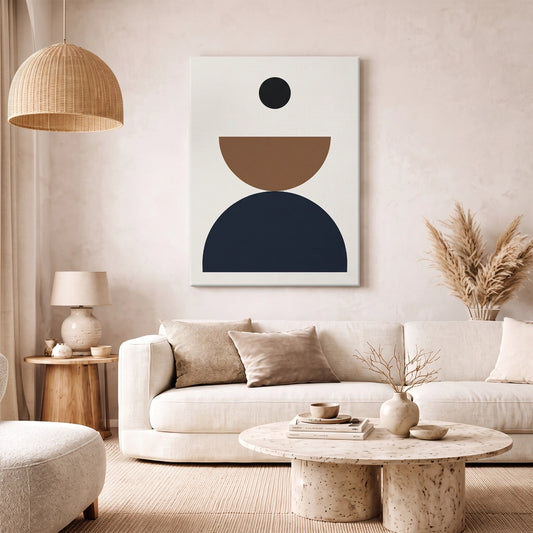 Cuadro decorativo minimalista de círculos ambientando una sala de estar de tonos neutros y muebles estilo Japandi.