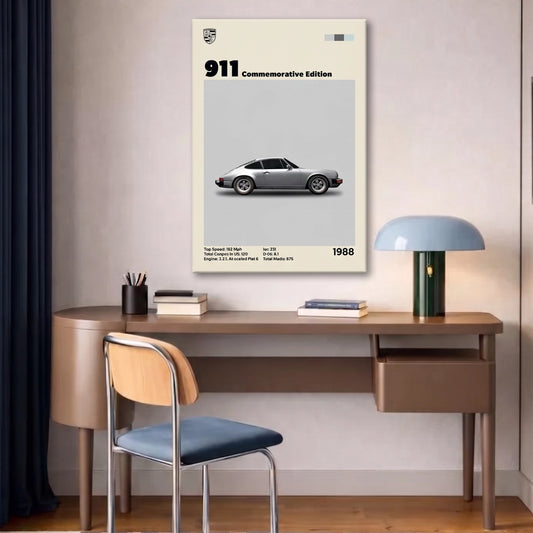 Cuadro decorativo Porsche 911 colgado sobre un escritorio moderno en una oficina contemporánea.