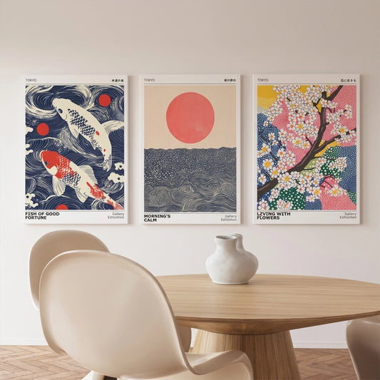 Tríptico de cuadros japoneses colgado en la pared de un comedor con mesa redonda de madera.
