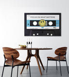 Cuadro decorativo Focus On What Matters – Cassette retro con frase motivacional