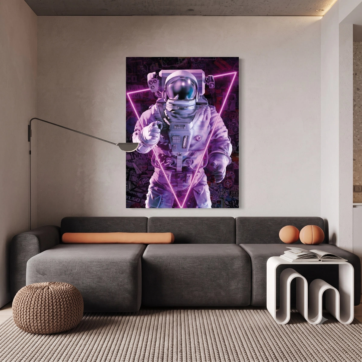 Cuadro decorativo gigante de astronauta neon colgado sobre un sofá moderno en una sala de estar contemporánea.