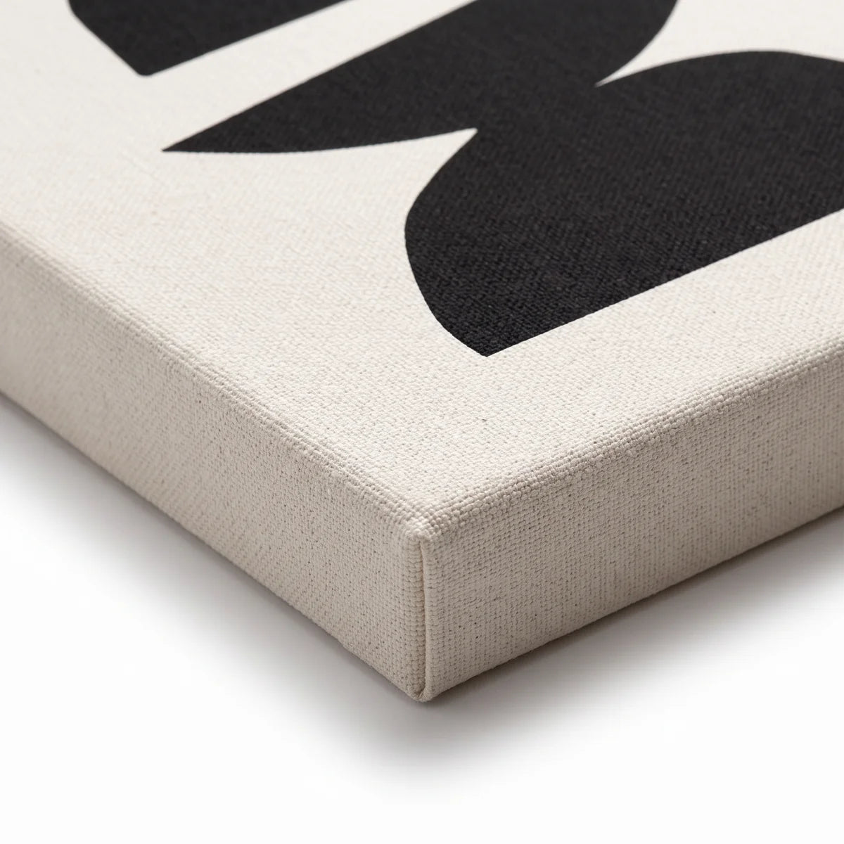 Detalle de la textura en lienzo de algodón y esquina de bastidor de madera del cuadro minimalista.