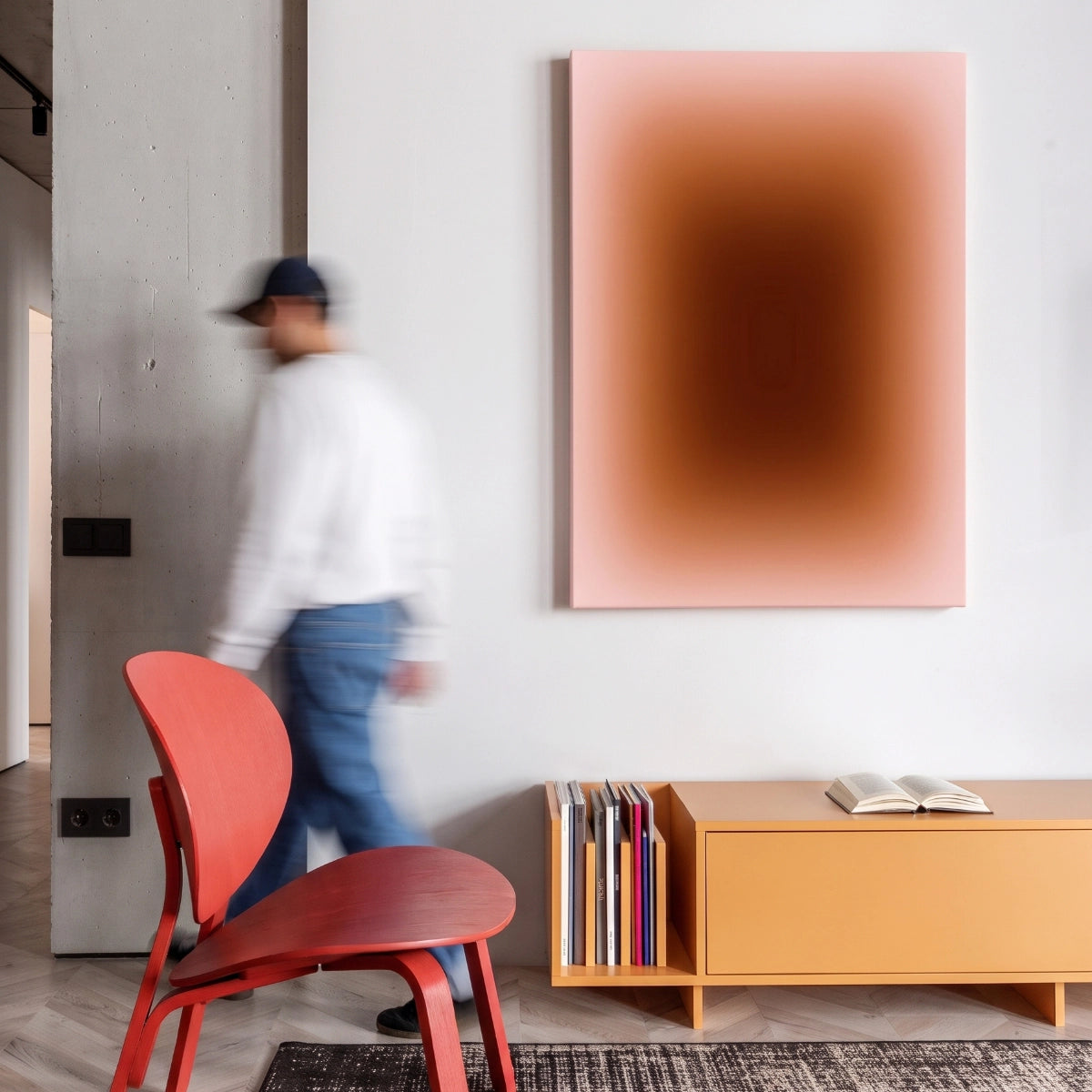 Cuadro decorativo minimalista Aura colgado en sala moderna sobre mueble de madera y silla de diseño roja - Intuitivo