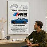 Cuadro decorativo BMW M5 F90 colgado sobre escritorio moderno, sin marco, con bastidor delgado, vista aspiracional en ambiente iluminado