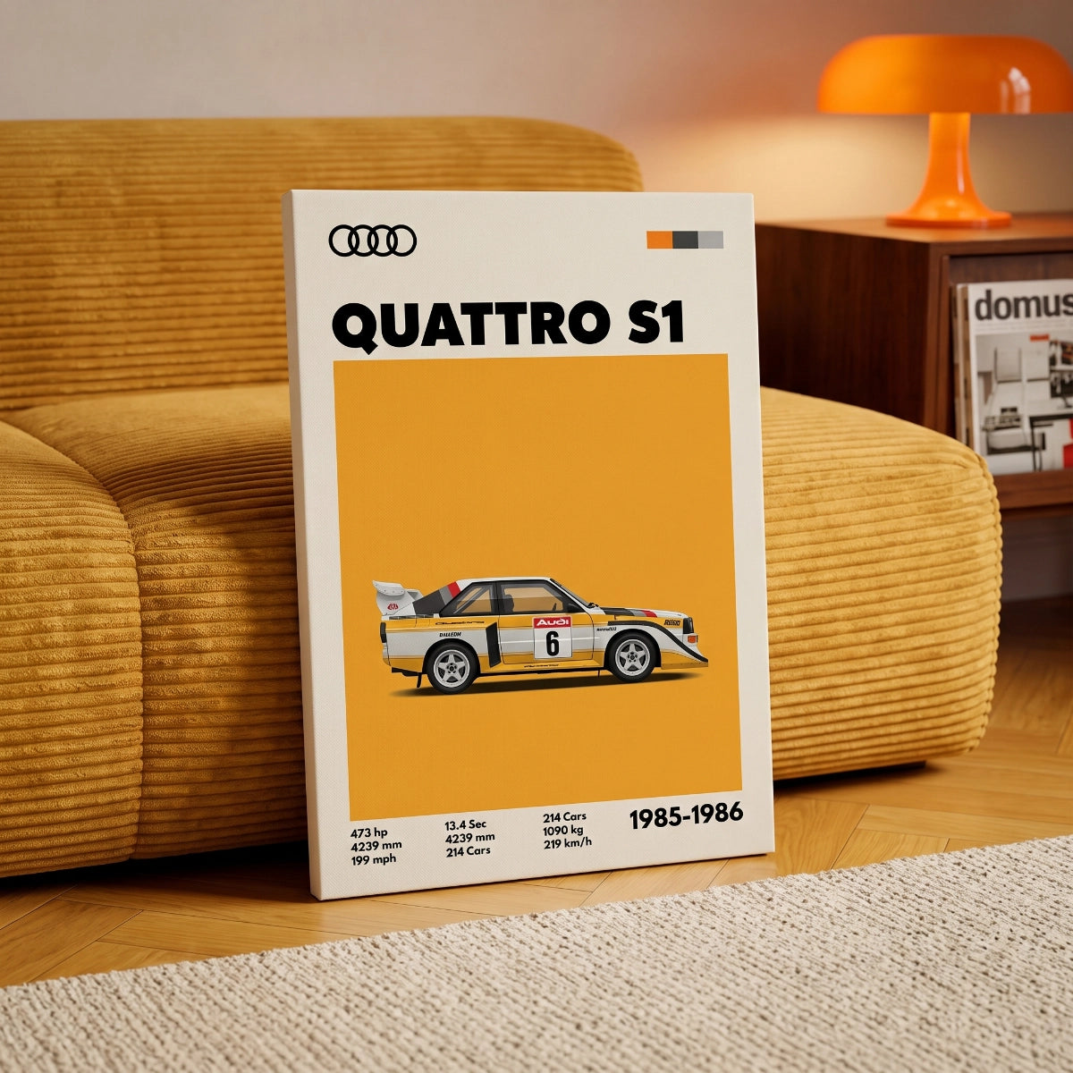 Cuadro de Audi Quattro S1 apoyado en un sofá de pana mostaza en una sala contemporánea.