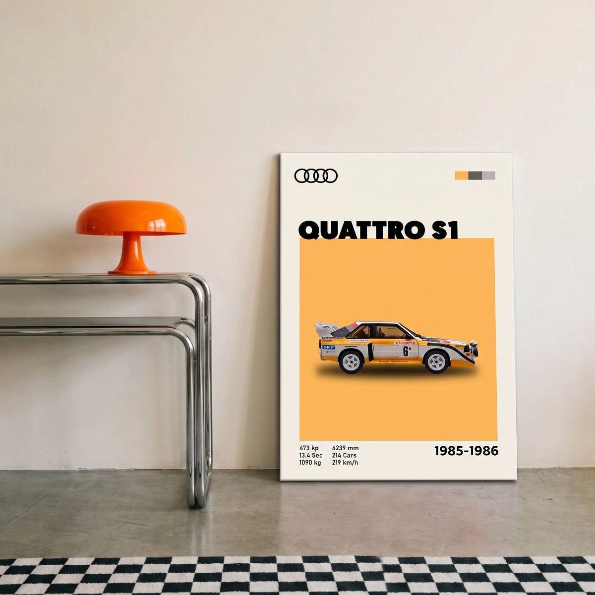 Cuadro en bastidor de Audi Quattro S1 junto a una mesa metálica y lámpara naranja en un salón moderno.