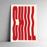 Cuadro decorativo con la palabra CHILL en tipografía roja sobre fondo claro, apoyado contra una pared blanca.