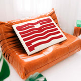 Lienzo decorativo CHILL en un sofá de cuero naranja, en un ambiente moderno y luminoso.