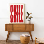 Cuadro CHILL sobre una consola de madera, en una sala de estilo escandinavo con planta decorativa.
