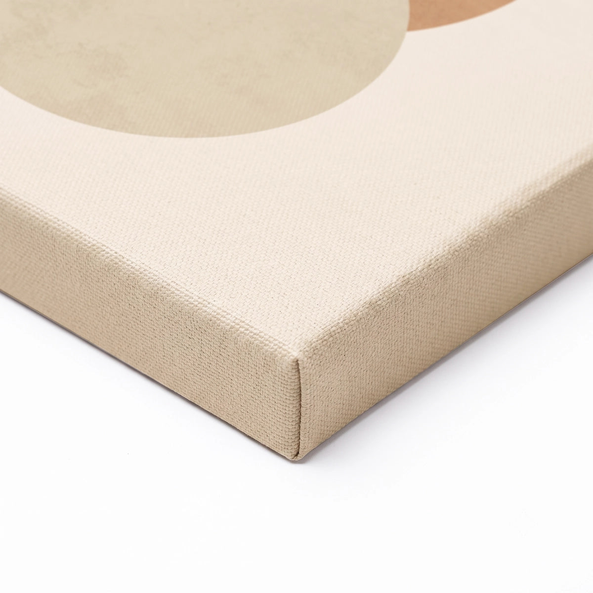 Detalle de la textura de lienzo beige y acabado artesanal en bastidor de pino.