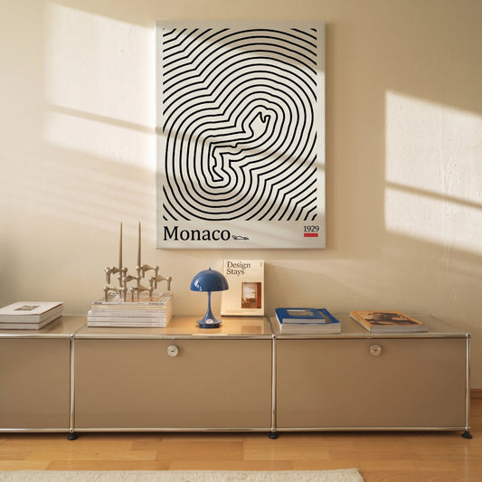 Cuadro decorativo del circuito de Mónaco apoyado sobre una credenza modular en una sala de estar moderna.