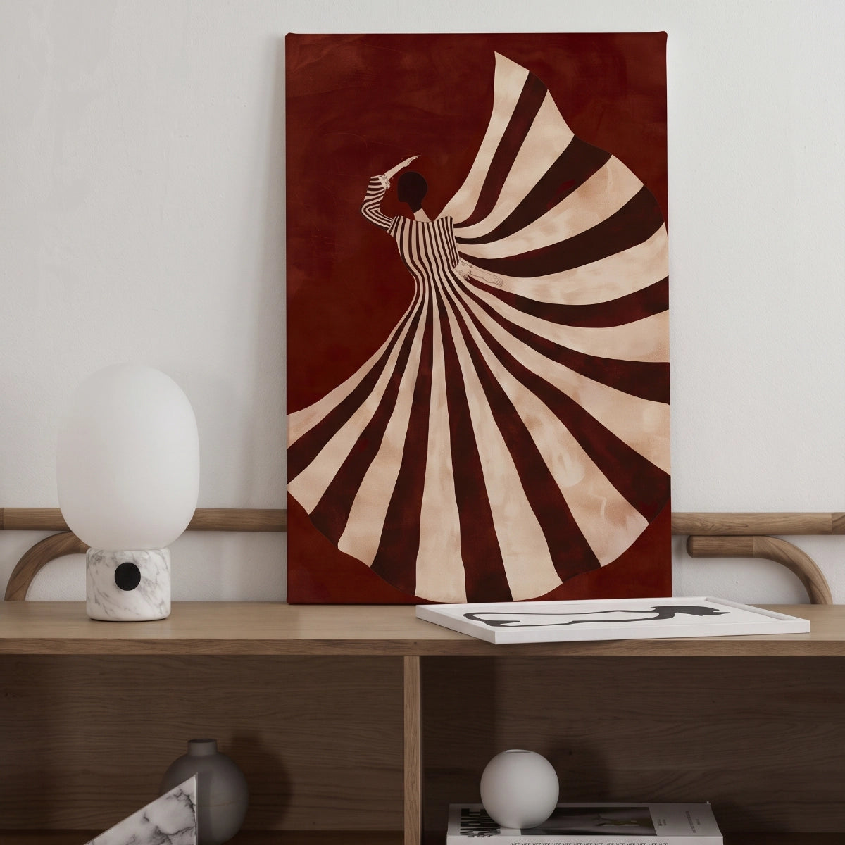 Cuadro moderno mujer bailando en rojo apoyado sobre consola de madera en sala minimalista junto a lámpara de mármol - Intuitivo