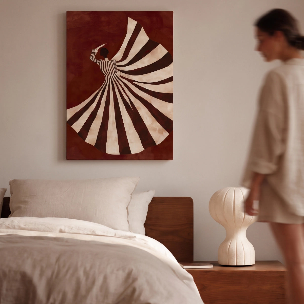 con lencería beige y mobiliario de madera - Intuitivo