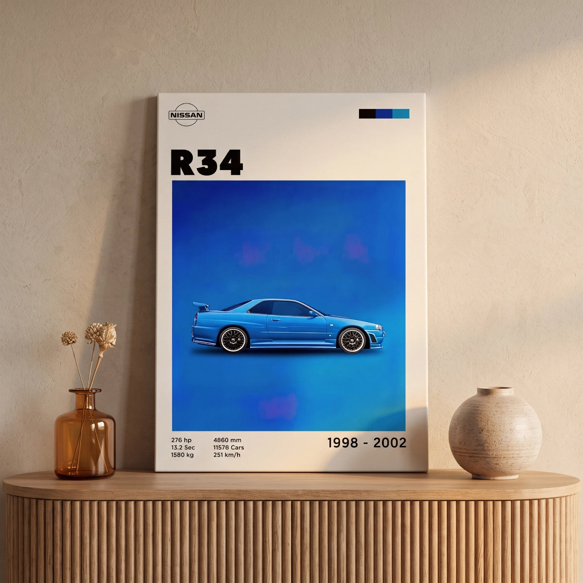 Cuadro de Nissan Skyline R34 apoyado en una credenza de madera en una sala contemporánea luminosa.