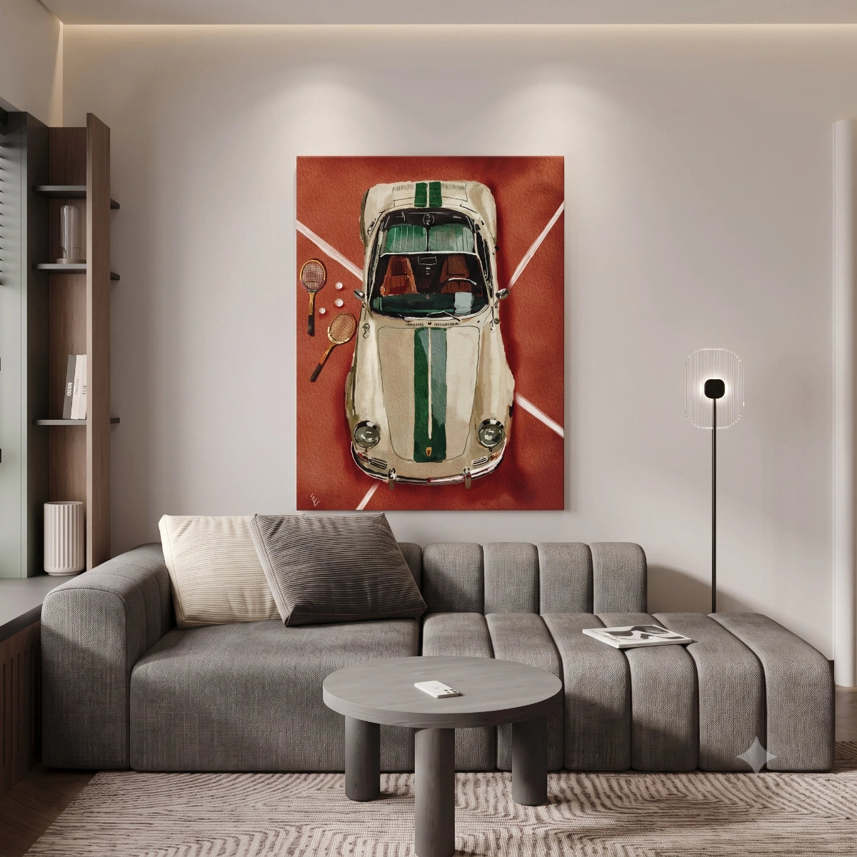 Cuadro gigante de auto clásico colgado sobre un sofá modular en una sala de estar moderna con tonos neutros.