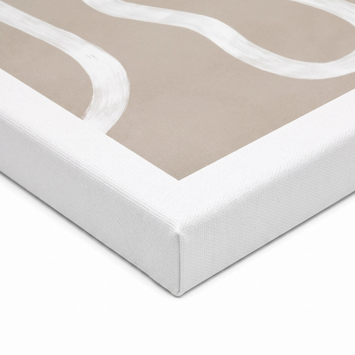 Detalle de la textura del lienzo y esquina de bastidor en lienzo blanco del cuadro abstracto.