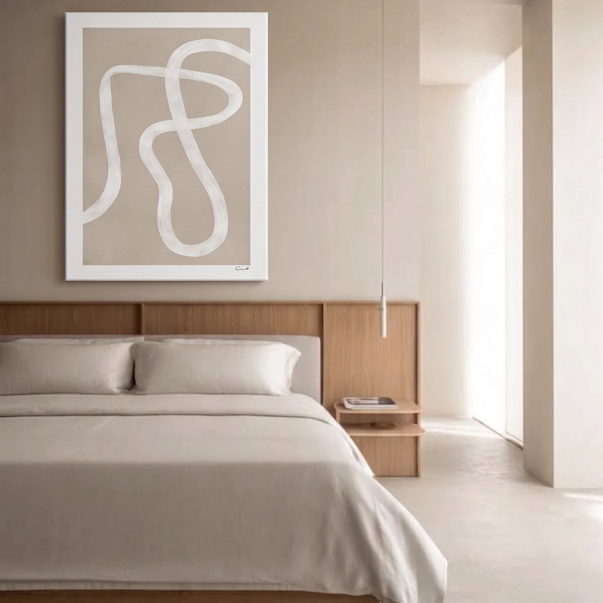 Cuadro minimalista beige colgado sobre el cabecero de madera en un dormitorio Japandi.