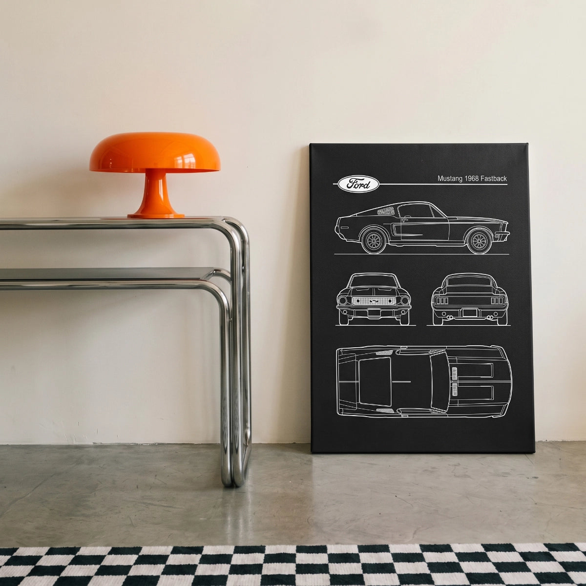 Cuadro de Ford Mustang en bastidor apoyado junto a una mesa cromada con lámpara naranja en una sala de diseño.