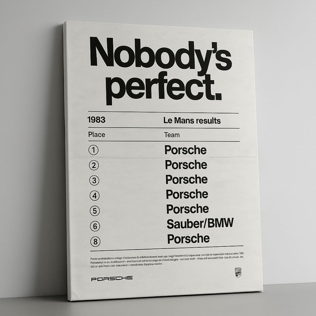 Cuadro decorativo 'Nobody's perfect' con resultados de Le Mans 1983, sin marco, sobre pared gris, visto de frente