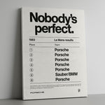 Cuadro decorativo 'Nobody's perfect' con resultados de Le Mans 1983, sin marco, sobre pared gris, visto de frente