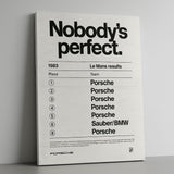 Cuadro decorativo 'Nobody's perfect' con resultados de Le Mans 1983, sin marco, sobre pared gris, visto de frente