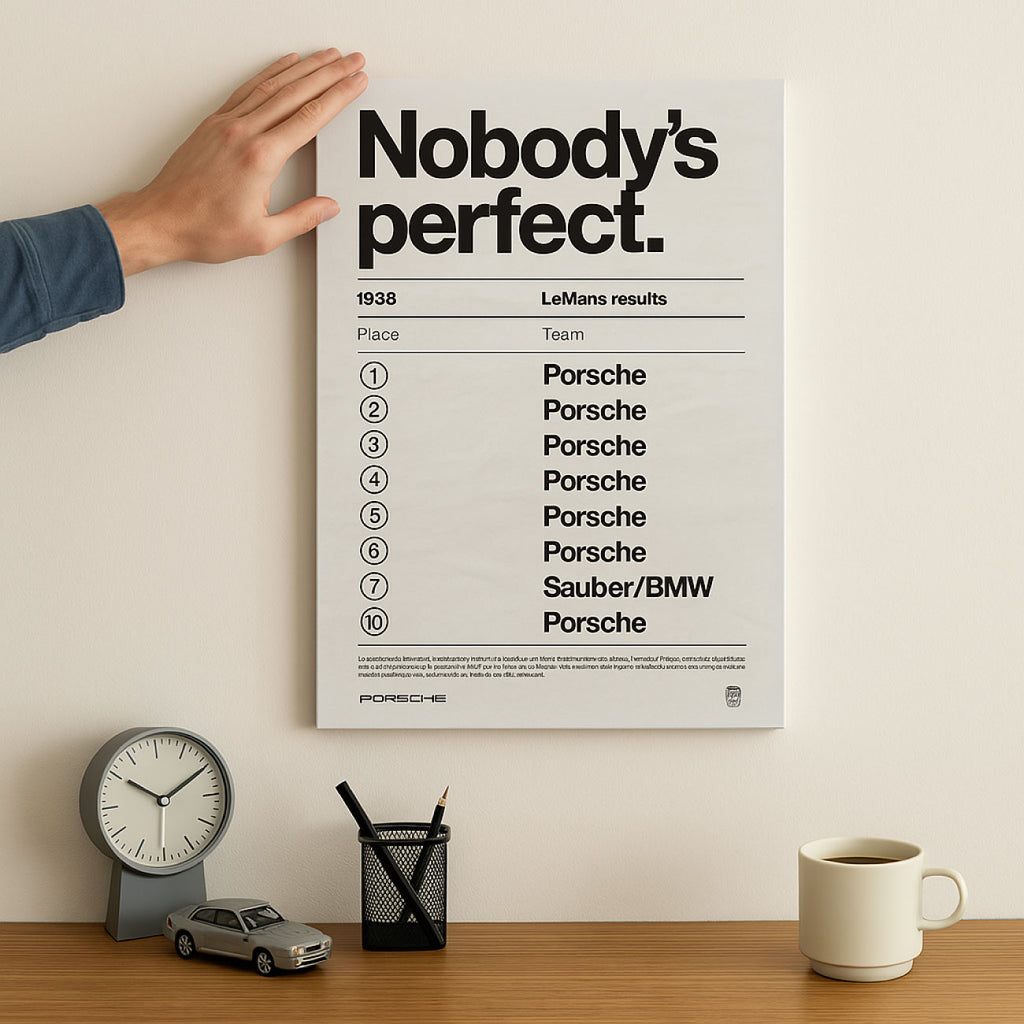 Cuadro 'Nobody's perfect' decorando un escritorio con objetos automotrices, sin marco y con bastidor delgado