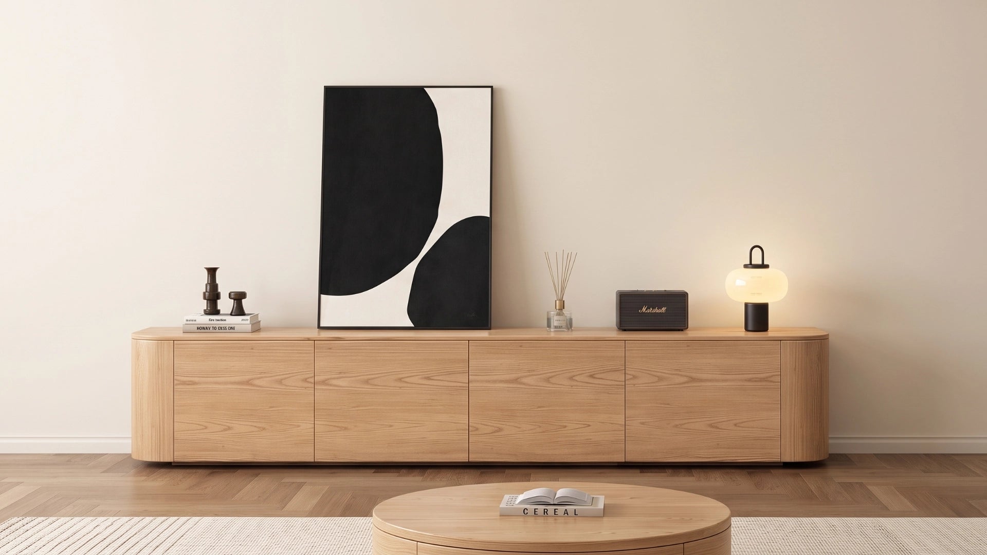 Sala de estar moderna de estilo Japandi con un sofá beige y dos cuadros decorativos abstractos de Intuitivo colgados en la pared.