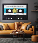 Cuadro decorativo Focus On What Matters – Cassette retro con frase motivacional
