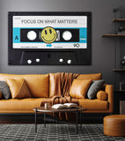 Cuadro decorativo Focus On What Matters – Cassette retro con frase motivacional