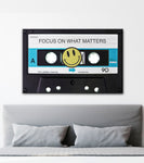 Cuadro decorativo Focus On What Matters – Cassette retro con frase motivacional