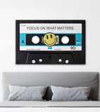 Cuadro decorativo Focus On What Matters – Cassette retro con frase motivacional