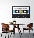 Cuadro decorativo Focus On What Matters – Cassette retro con frase motivacional