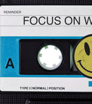 Cuadro decorativo Focus On What Matters – Cassette retro con frase motivacional
